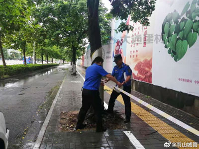 馬鞍山市雨山城管“迎戰(zhàn)”臺風 全面排查路面施工圍擋安全隱患